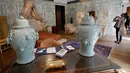 Perabotan di ruangan suite Fitzgerald dari Hotel Ritz sebelum dipamerkan oleh rumah lelang Artcurial, Paris, Rabu (11/4).  Total ada sekitar 1.000 barang perabot dan benda seni yang dilelang dari hotel legendaris di Paris tersebut. (AP Photo/Michel Euler)