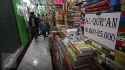 Pengunjung melintasi kios toko buku Taman Pintar, Yogyakarta (10/6/2016).Banyak manfaat dan pahala bila umat Muslim membaca Alquran di bulan Ramadan seperti ini. (Boy Harjanto)