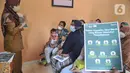 Petugas Promosi Kesehatan Puskesmas Kecamatan Menteng saat sosialisasi pencegahan Hepatitis Akut di Rukun Warga 03, Kelurahan Cikini, Jakarta, Senin (23/5/2022). Sosialisasi guna mencegah penyebaran sekaligus mengimbau warga menerapkan Pola Hidup Bersih dan Sehat (PHBS) agar terhindar penyakit Hepatitis Akut yang marak menyerang anak-anak. (merdeka.com/Iqbal S Nugroho)