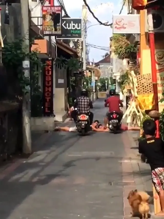 7 Kelakuan Nyeleneh Turis Saat Liburan di Bali Ini Bikin Geleng Kepala