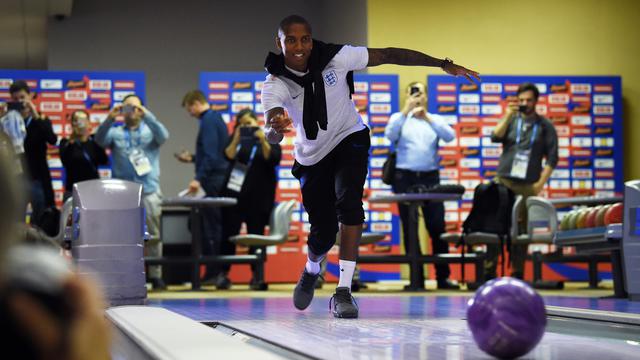 Jelang Hadapi Kroasia, Ashley Young Asyik Main Bowling