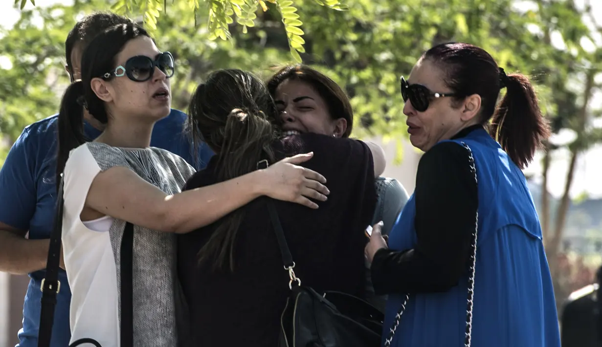 Keluarga penumpang pesawat EgyptAir saling berpelukan saat mencari informasi di luar Bandara Kairo, Kamis (19/5). Pesawat EgyptAir yang membawa 59 penumpang dan 10 kru itu menghilang dari radar dalam perjalanan dari Paris ke Kairo. (KHALED DESOUKI/AFP)