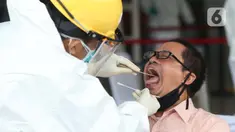 Penumpang kereta rel listrik (KRL) menjalani tes swab di Stasiun Bogor, Bogor, Jawa Barat, Senin (27/4/2020). Pengetesan yang melibatkan 350 penumpang ini untuk memastikan ada atau tidaknya virus corona COVID-19 yang dibawa penumpang KRL. (merdeka.com/Arie Basuki)