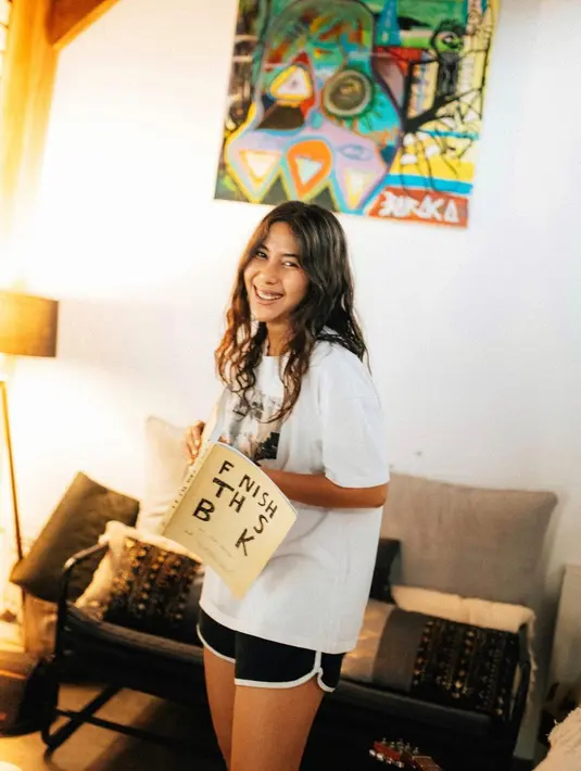 Begitu juga dengan rambut natural yang digerai ikal menunjukkan bentuk self love(Foto: Instagram @adindathomas)