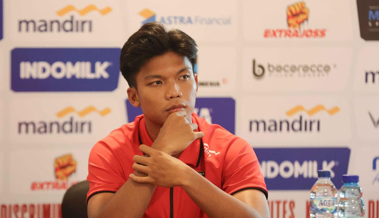 Laga ini juga menjadi persiapan terakhir sebelum Garuda Muda memulai pertandingan untuk mempertahankan medali emas SEA Games 2025. Tampak dalam foto, pemain belakang Timnas Indonesia U-22, Kadek Arel, saat sesi konferensi pers jelang pertandingan uji coba melawan Mali, Jakarta, Jumat (14/11/2025). (Bola.com/Abdul Aziz)
