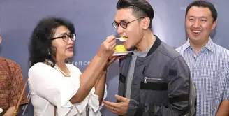 Sepuluh tahun sudah penyanyi solo Afgan Syahreza mewarnai industri musik Tanah Air. Sebagai menandai kariernya yang telah 10 tahun, Afgan meluncurkan album Dekade. (Nurwahyunan/Bintang.com)