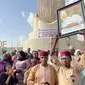 Pendukung Presiden Niger Bazoum yang dikudeta berkumpul untuk menunjukkan dukungan mereka kepadanya di Niamey pada 26 Juli 2023 (AFP)