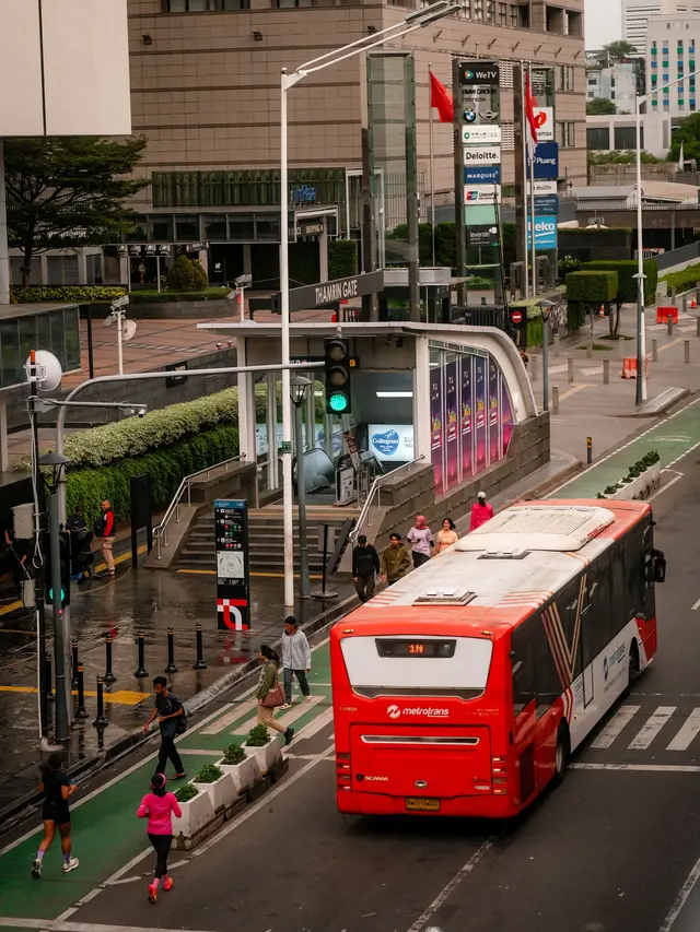 Tak Sekadar Hemat, Naik Transportasi Umum Saat Liburan Punya Manfaat Besar untuk Anak
