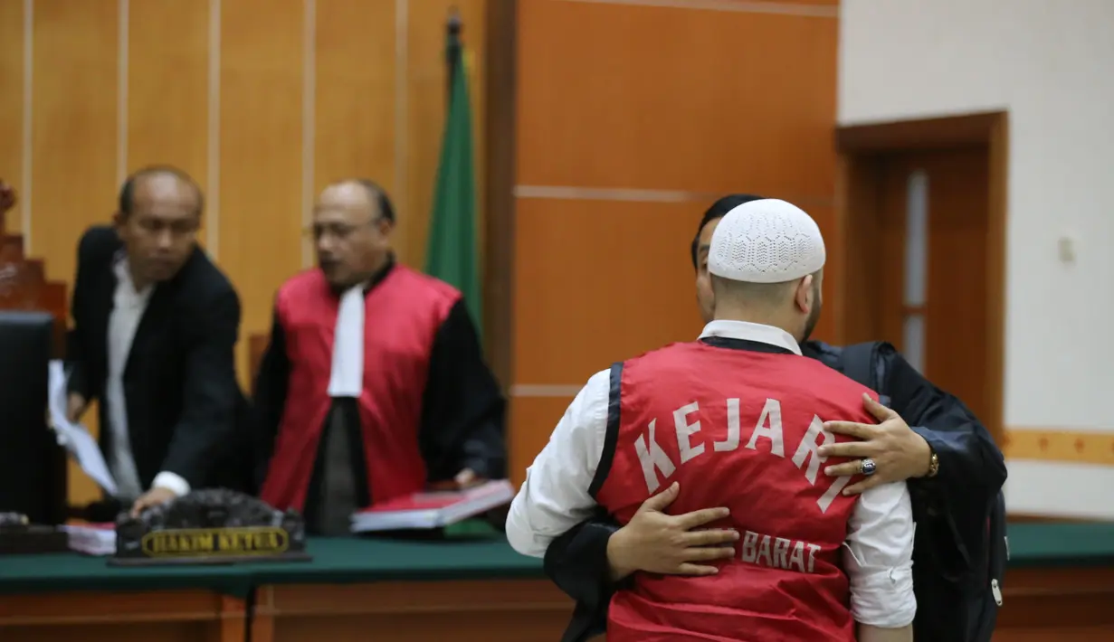 Dalam pladoi tersebut, Ridho diwakili kuasa hukumnya, akan terus mengupayakan rehabilitasi buat kliennya yang dalam hal ini Ridho merupakan seorang pengguna. (Adrian Putra/Bintang.com)