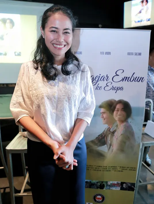Putri Ayudya berperan sebagai Ani, istri dosen Universitas Delapan Penjuru Angin (UDPA) Kendari, yang diperankan oleh Rizky Hanggono dalam film terbarunya. (Adrian Putra/Bintang.com)