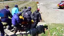 Petugas menggotong jasad kakek 85 tahun, Min Bahadur Sherchan, yang tewas saat mendaki Gunung Everest, Minggu (7/5). Pria asal Nepal tersebut diketahui ingin memecahkan rekor sebagai pendaki tertua di puncak tertinggi di dunia itu. (PRAKASH MATHEMA/AFP)