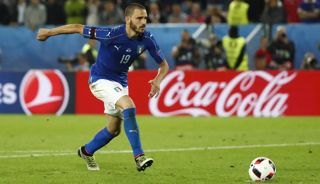 Pemain Italia, Leonardo Bonucci ragu-ragu melakukan penalti dan gagal menaklukkan kiper Jerman, Manuel Neuer pada perempat final Piala Eropa 2016 di Stadion Matmut Atlantique, Bordeaux, Minggu (3/7/2016) dini hari WIB. (REUTERS/Christian Hartmann)