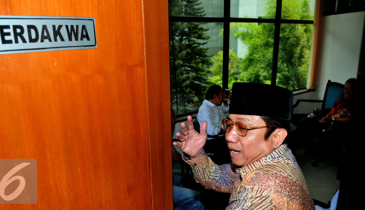 Waryono Karno usai menjalani sidang pembacaan vonis putusan dirinya di Pengadilan Tipikor, Jakarta, Rabu (16/09/2015). Waryono divonis enam tahun penjara dan denda Rp 300 juta subsider tiga bulan. (Liputan6.com/Andrian M Tunay)