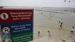 Sejumlah anak-anak bermain air dikawasan pantai Ancol, Jakarta, Jumat (14/4). Sejumlah kawasan wisata di ibukota termasuk Taman Impian Jaya Ancol menjadi tujuan wisata masyarakat menghabiskan libur Hari Paskah. (Liputan6.com/Faizal Fanani)