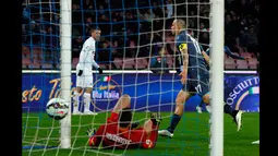 Kiper Inter Milan, Samir Handanovic gagal menghalau bola tendangan Gelandang Napoli Marek Hamsik pada laga serie A di stadion San Paolo, Italy (8/3/2015).  Napoli bermain imbang 2-2 dengan Inter Milan. (Reuters/Ciro De Luca)