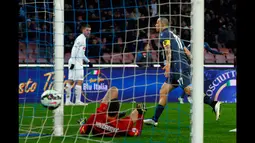 Kiper Inter Milan, Samir Handanovic gagal menghalau bola tendangan Gelandang Napoli Marek Hamsik pada laga serie A di stadion San Paolo, Italy (8/3/2015).  Napoli bermain imbang 2-2 dengan Inter Milan. (Reuters/Ciro De Luca)