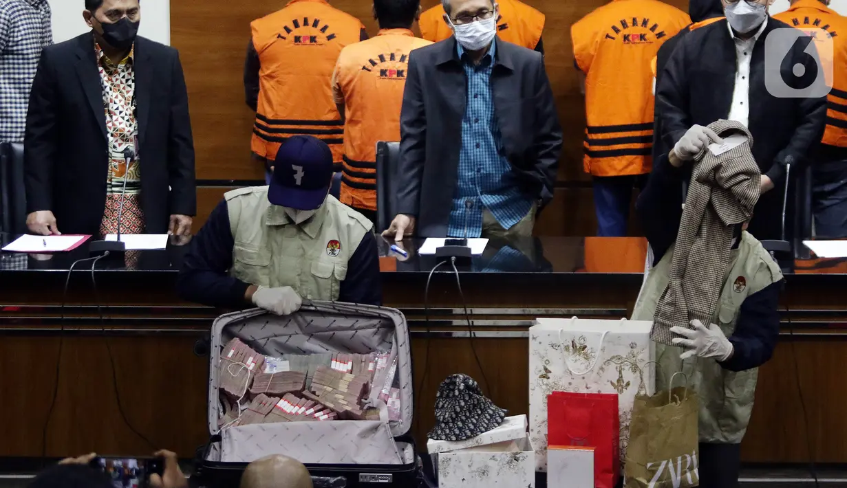 Petugas menunjukkan sejumlah barang bukti hasil OTT Bupati Penajam Paser Utara Kalimantan Timur, Abdul Gafur Mas’ud, Gedung KPK, Jakarta, Kamis (13/1/2022). Abdul Gafur Mas’ud ditetapkan sebagai tersangka kasus dugaan suap pengadaan barang dan jasa serta perijinan. (Liputan6.com/Helmi Fithriansyah)