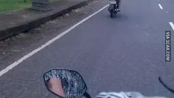 Akibat lupa bawa jas hujan malah payung yang kebawa. (1cak.com)