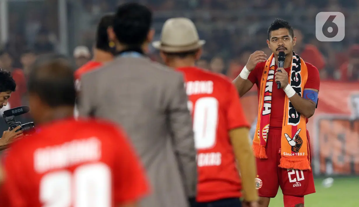 Pemain Persija, Bambang Pamungkas usai melawan Persebaya pada Shopee Liga 1 Indonesia di Stadion Utama Gelora Bung Karno Jakarta, Selasa (17/12/2019). Laga melawan Persebaya menjadi pertandingan terakhir Bambang Pamungkas sebagai pesepakbola profesional. (Liputan6.com/Helmi Fithriansyah)