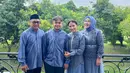 Prilly Latuconsina memilih warna biru yang lembut nan cantik untuk busana Lebarannya bersama keluarga. Prilly dan sang ibu terlihat cantik dengan atasan dan rok biru, sedangkan sang ayah dan saudara laki-lakinya mengenakan baju koko lengan panjang biru dengan celana panjang hitam. Foto: Instagram.