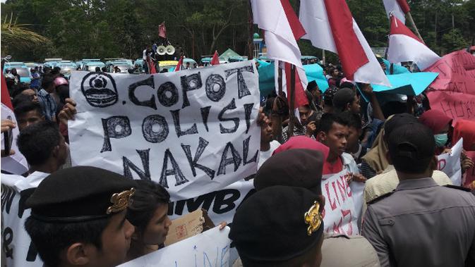 Aksi mahasiswa yang memprotes perusahaan tambang di Konawe Utara saat melakukan aksi di Polda Sultra, Kamis (1/11/2018). (Liputan6.com/Ahmad Akbar Fua)