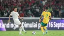 Pemain Timnas Indonesia, Wahyu Prasetyo (kiri) mengumpan bola dibayangi pemain Australia, Samuel Silvera pada laga Kualifikasi Piala Dunia 2026 yang berlangsung di Stadion Utama Gelora Bung Karno (SUGBK), Senayan, Jakarta, Selasa (10/09/2024). (Bola.com/Bagaskara Lazuardi)