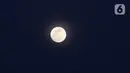 Ini adalah satu-satunya blue moon dalam setahun sekaligus merupakan supermoon dan bulan purnama terakhir di musim panas. (Liputan6.com/Angga Yuniar)