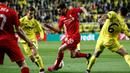 Pemain Villarreal berusaha menahan laju pemain Liverpool, Adam Lallana, pada pertandingan leg pertama semifinal Liga Europa, di Stadion El Madrigal, Jumat (29/4/2016) dini hari WIB. (AFP/Biel Alino)