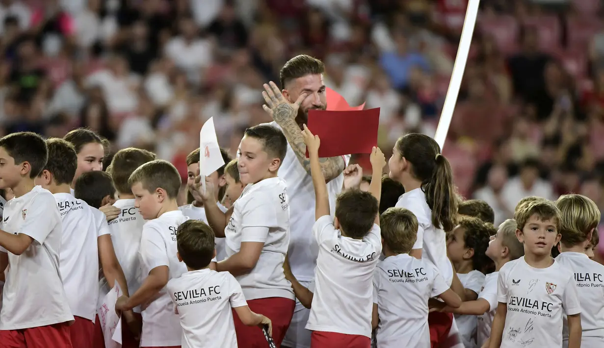 Sergio Ramos tak mampu menahan air matanya saat dikenalkan sebagai pemain baru Sevilla pada acara yang berlangsung di Stadion Ramon Sanchez Pizjuan, Sevilla, Rabu (06/09/2023) waktu setempat. Ramos menandatangani kontrak selama setahun di Sevilla. (AFP/Cristina Quicler)