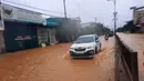 Sebuah mobil melintasi jalan yang terendam banjir di Provinsi Quang Tri, Vietnam, 8 Oktober 2020. Hujan deras dan banjir telah menyebabkan lima orang tewas dan tiga lainnya hilang di Vietnam utara dan tengah dalam beberapa hari terakhir. (Xinhua/VNA)