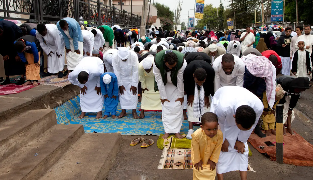 Umat muslim melaksanakan salat Idul Fitri di luar Masjid As Salaam, Nairobi, Kenya, Selasa (4/6/2019). Selain Kenya, sejumlah negara juga merayakan Hari Raya Idul Fitri hari ini. (AP Photo/Sayyid Abdul Azim)