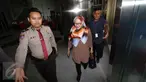 Mantan Gubernur Banten, Ratu Atut Chosiyah mendatangi Gedung KPK, Jakarta, Kamis (16/2). Tersangka dalam kasus korupsi pengadaan alat kesehatan (alkes) di Provinsi Banten itu datang tanpa mengenakan rompi tahanan KPK. (Liputan6.com/Helmi Afandi)