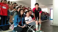 Mohamad Ahsan menemui salah satu fans Indonesia Open 2019 yang berkebutuhan khusus (Liputan6.com/Cakra Nuralam)