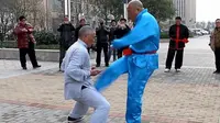 Wei Yaobin, mahaguru Kung Fu dengan kemampuan menahan hantaman pada selangkangan. (Sumber nextshark.com)