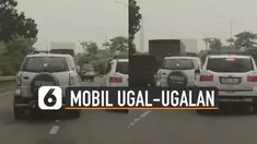 Aksi pengendara mobil ugal-ugalan saat dijalan membuat geram kendaraan lainnya karena hampir nyrempet mobil sampingnya.