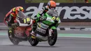 Pembalap QJmotor Avintia Racing Team Matteo Bertelle dan pembalap CIP Green Power Team Joel Kelso saat sesi latihan bebas hari ke-2 balapan Grand Prix Moto3 di Pertamina Mandalika International Street Circuit, Mandalika, Lombok Tengah, Nusa Tenggara Barat, Sabtu (19/3/2022). (AFP/Sonny Tumbelaka)