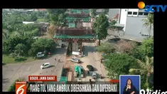 Saat ini petugas sedang membersihkan dan memperbaiki material yang ambruk dengan memperkuat balok penyangga.