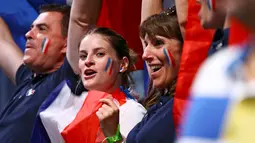 Seorang suporter wanita Prancis berteriak saat pembukaan Olimpiade 2016 di Rio de Janeiro, Brasil, (6/8). Pembukaan olimpiade 2016 ini menyambut 10.500 atlet lebih dari 200 negara di seluruh dunia. (REUTERS/Mike Blake)