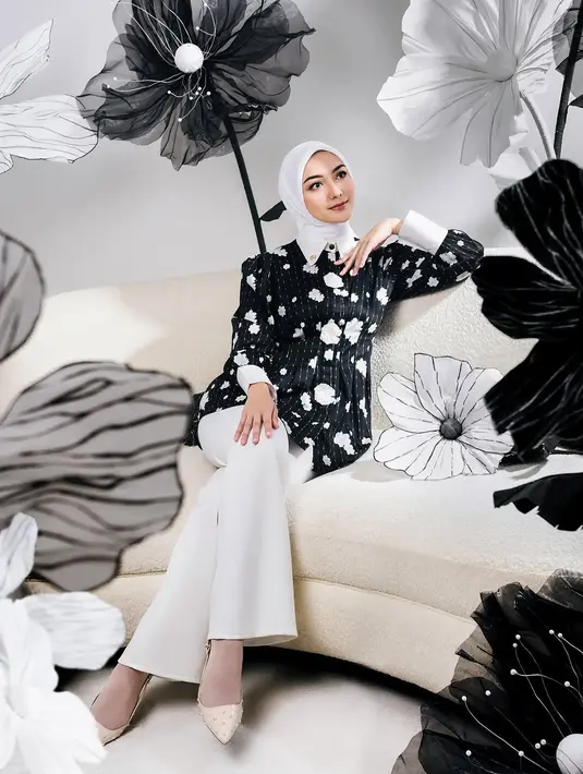 Simple tapi elegan, padu padan printed shirt, celana kulot, dan hijab segi empat ala Citra Kirana satu ini bisa jadi inspirasi. Lengkapi gaya dengan pointed shoes warna putih senada untuk menambah kesan elegan. [@citraciki].