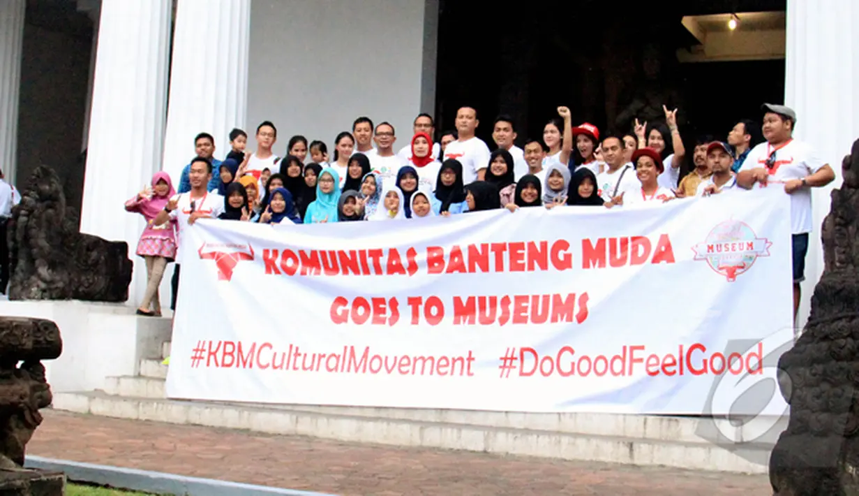 Menteri Hanif Dhakiri beserta  rombongan berpose bersama usai berkeliling melihat koleksi Museum Nasional, Jakarta, Minggu (1/3/2015). (Liputan6.com/Herman Zakharia)