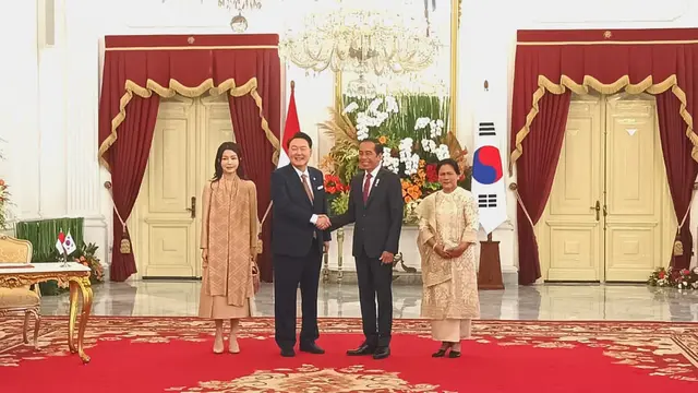 Presiden Joko Widodo atau Jokowi dan Ibu Negara Iriana menerima kunjungan resmi Presiden Korea Selatan Yoon Suk Yeol di Istana Merdeka Jakarta, Jumat (8/9/2023). (Istimewa)