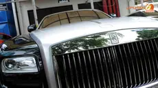 Mobil mewah milik Tubagus Chaeri Wardana alias Wawan jenis Rolls Royce juga berhasil disita KPK (Liputan6.com/Faisal R Syam).
