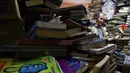 Jose Alberto Gutierrez memeriksa buku koleksinya yang ada di perpustakaan rumahnya di Bogota, 18 Mei 2017. Sekarang, Gutierrez akan kembali belajar untuk ujian sarjana di sekolahnya, yang pernah ditinggalkan karena kemiskinan. (GUILLERMO LEGARIA/AFP)