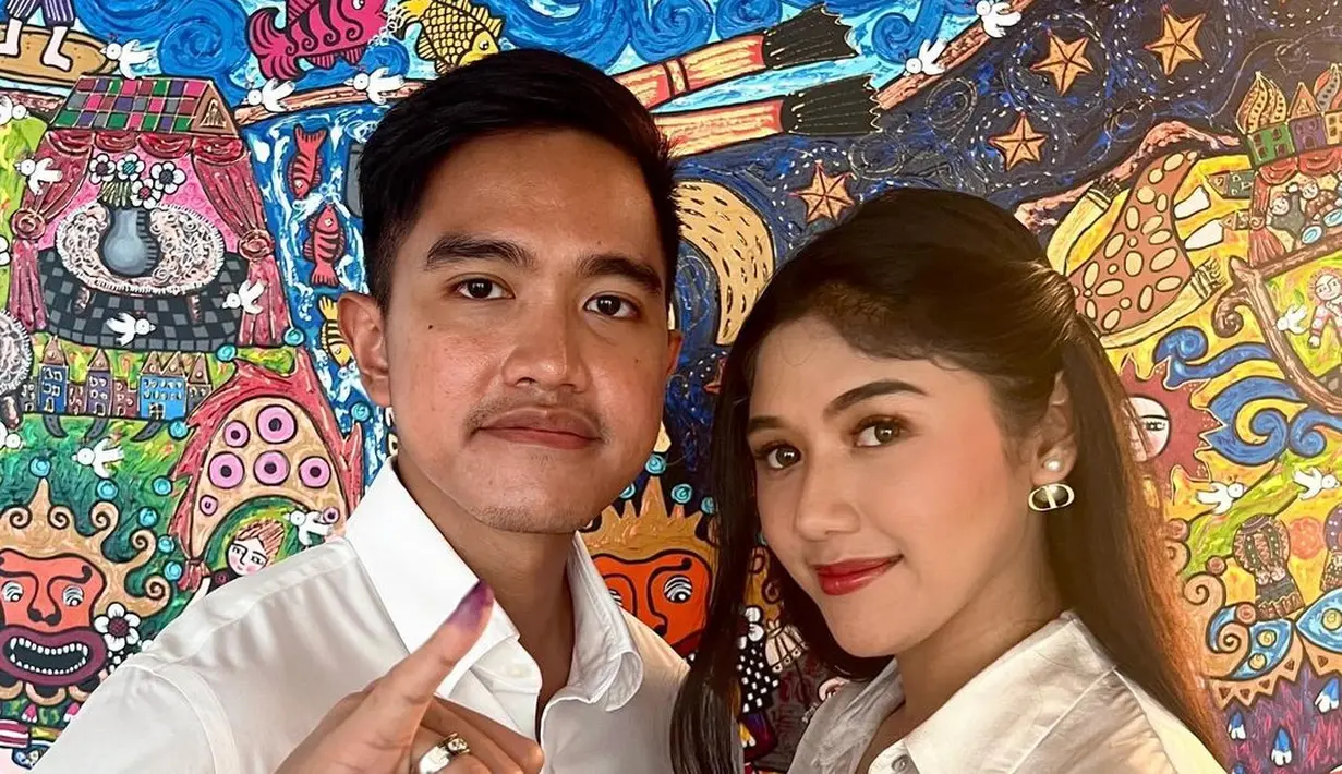 <p>Kaesang Pangarep dan Erina Gudono tampil kompak dengan busana netral. Keduanya kemeja putih lengan panjang dan celana hitam [@kaesangp]</p>