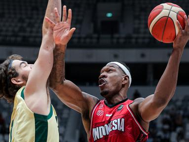 Pemain Timnas Basket Indonesia, Lester Prosper (kanan) berebut bola dengan pemain Timnas Basket Australia, Kye Savage saat laga Kualifikasi Piala Asia FIBA 2025 di Indonesia Arena, Senayan, Jakarta, Minggu (25/02/2024). (Bola.com/Bagaskara Lazuardi)