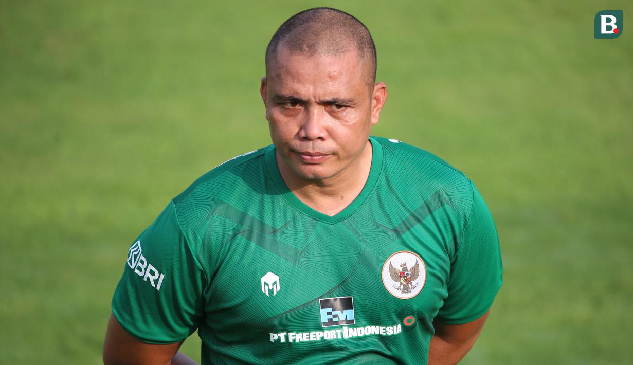 <p>Asisten&nbsp;pelatih Timnas Indonesia U-17, Sahari Gultom,&nbsp;saat sesi latihan di Lapangan ABC, Senayan, Jakarta, Sabtu (15/7/2023).&nbsp; (Bola.com/Ikhwan Yanuar)</p>