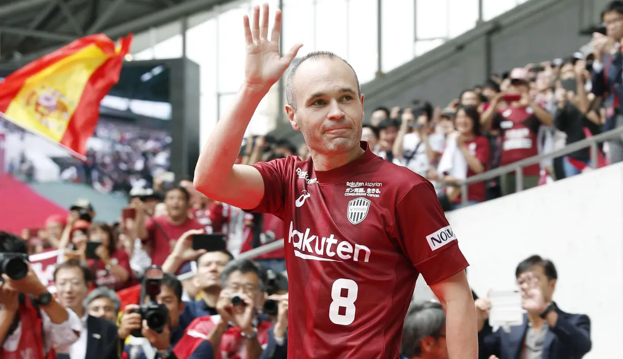 Andres Iniesta menyapa penggemar saat memasuki stadion di NOEVIR Stadium Kobe, Kobe, (26/5/2018). Iniesta dikontrak Vissel Kobe selama tiga tahun. (Michi Ono/Kyodo News via AP)