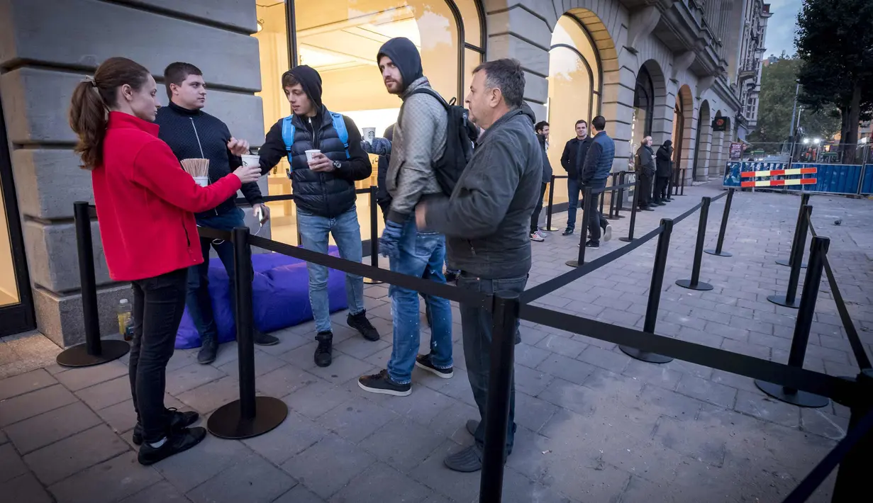 Calon pembeli menunggu rilis iPhone 8 baru milik Apple dan iPhone 8 Plus dan Apple Watch 3 yang baru di depan Apple Store di Amsterdam, Belanda (22/9). (AFP Photo/Lex van Lieshout/Netherlands Out)