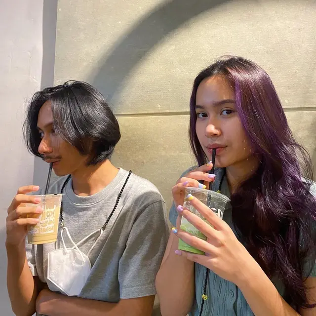 6 Potret Kedekatan Satine Zaneta dengan Sang Kakak, Jarang Terekspos