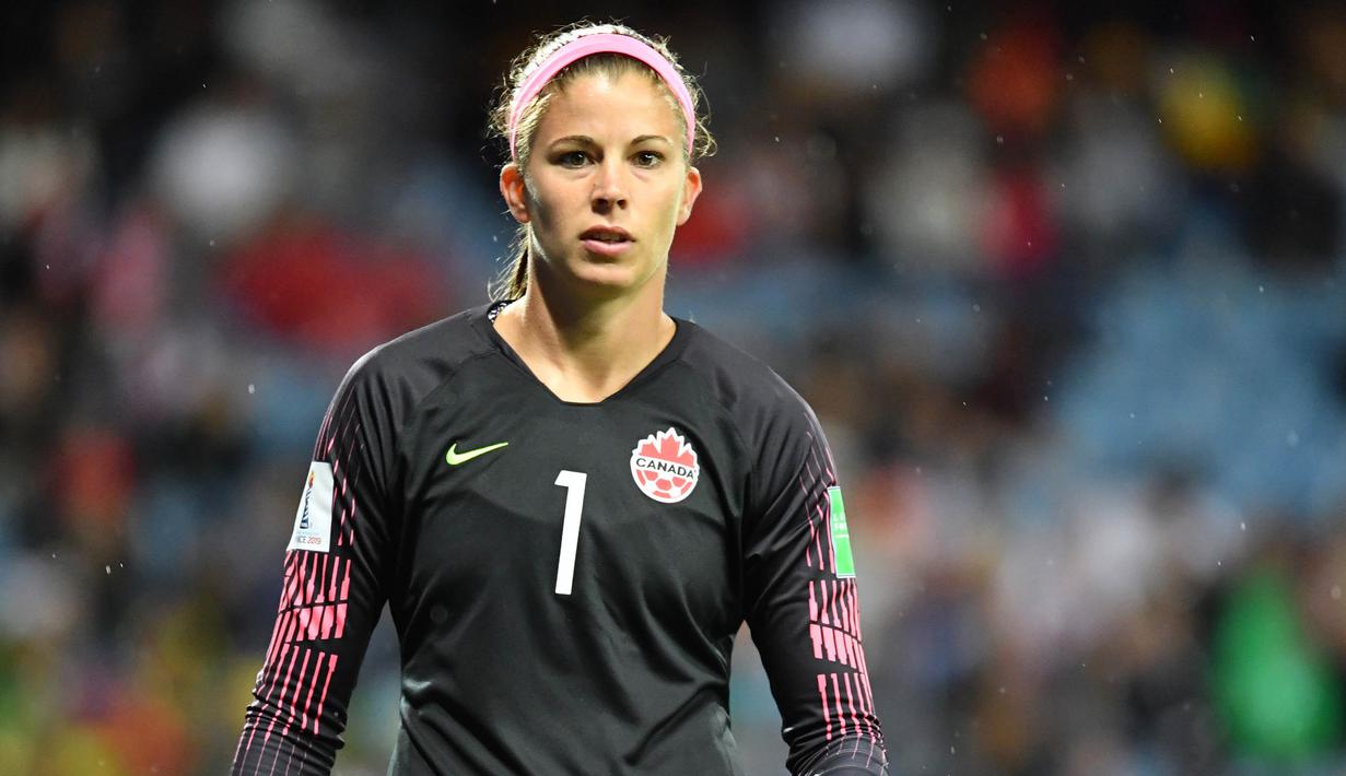 Kiper Kanada, Stephanie Labbe, saat tampil melawan Kamerun pada laga Piala Dunia Wanita 2019 di Stadion Mosson, Montpellier, Senin (10/6). (AFP/Pascal Guyot)